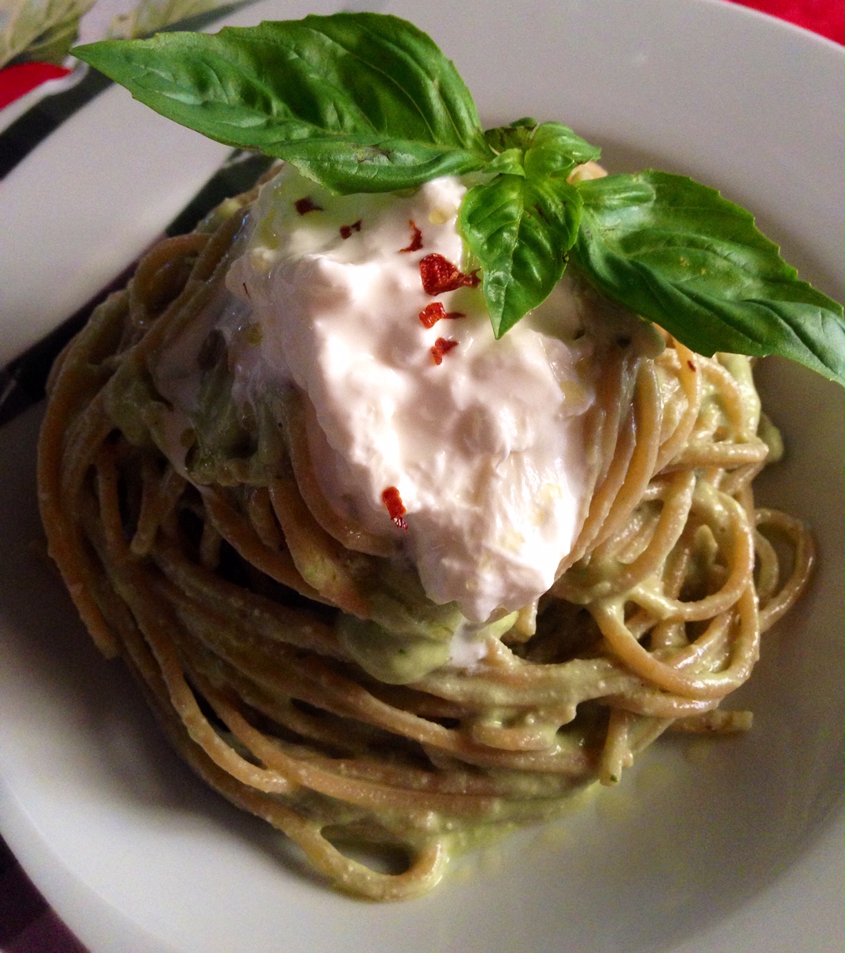 SPAGHETTI INTEGRALI CON SALSA DI AVOCADO E STRACCIATELLA